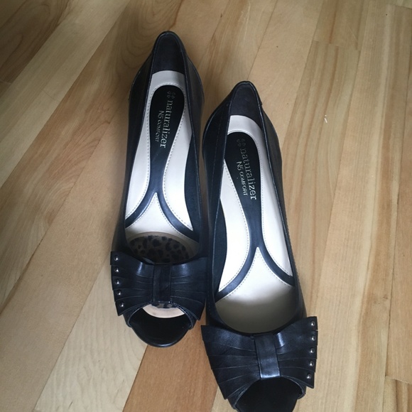 Naturalizer N5 heels , black with bow in front. Peep toe shoes. size 9 - Picture 2 of 5